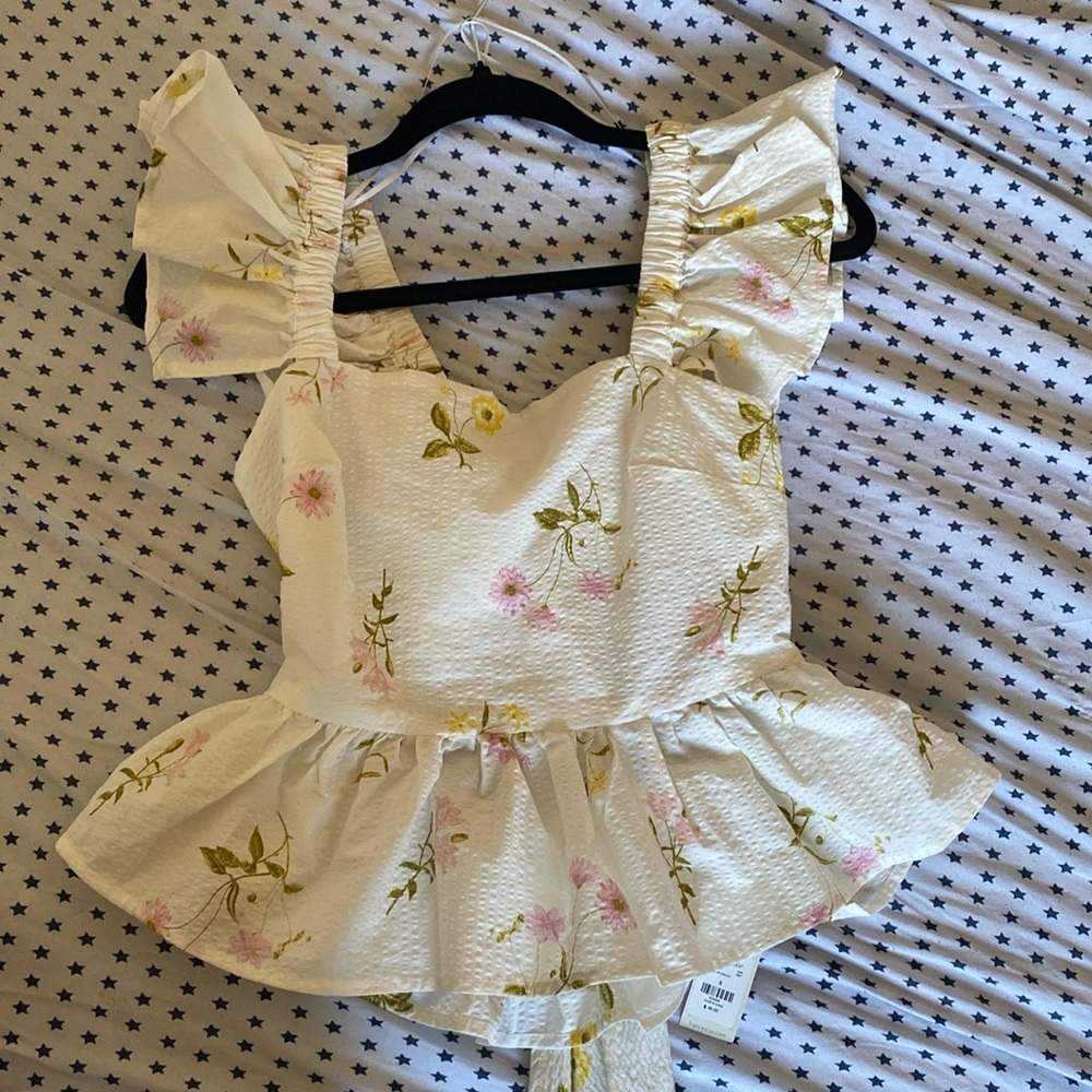 Super cute summer floral backless top. Never worn. Tabs still on